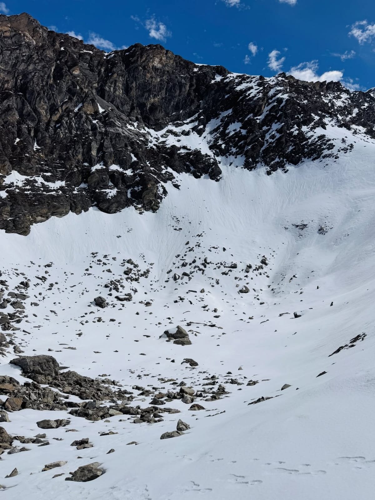Snow-covered Himalayan mountain trail near Roopkund